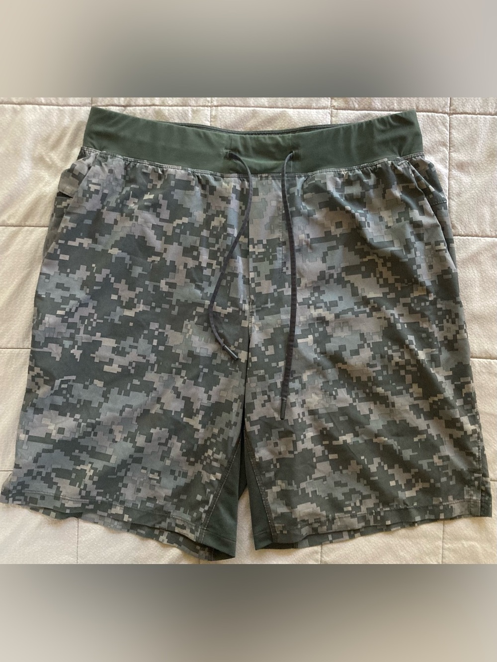 Lululemon T.H.E. Athletic Shorts Men’s Large 9” Green Digital Camo Gym Yoga